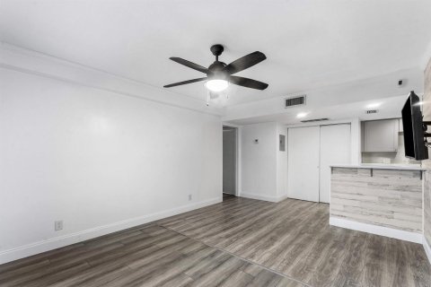 Condo in West Palm Beach, Florida, 2 bedrooms  № 2191610 - photo 12