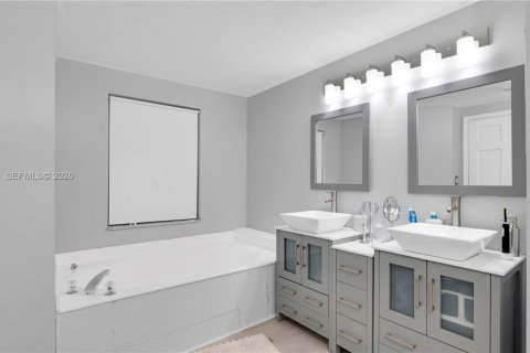 Villa ou maison à vendre à Miami, Floride: 3 chambres, 204.57 m2 № 2191297 - photo 24