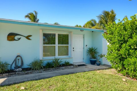 Villa ou maison à louer à Stuart, Floride: 2 chambres, 92.9 m2 № 2275385 - photo 2