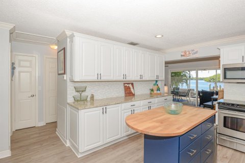 Villa ou maison à louer à Stuart, Floride: 2 chambres, 92.9 m2 № 2275385 - photo 8