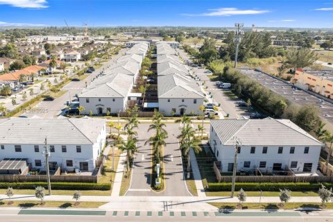 Townhouse in Homestead, Florida 4 bedrooms, 186.27 sq.m. № 1860158 - photo 5