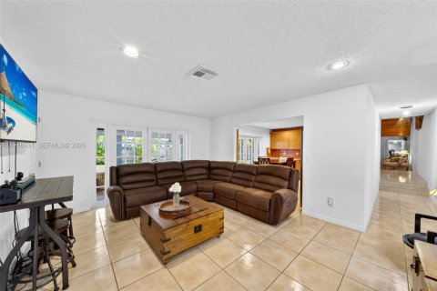 House in Miami, Florida 5 bedrooms, 280.29 sq.m. № 2007409 - photo 27
