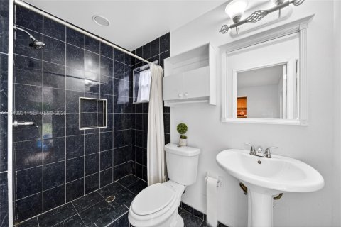 House in Miami, Florida 5 bedrooms, 280.29 sq.m. № 2007409 - photo 29