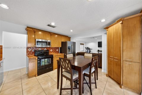 House in Miami, Florida 5 bedrooms, 280.29 sq.m. № 2007409 - photo 24