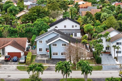 House in Miami, Florida 5 bedrooms, 280.29 sq.m. № 2007409 - photo 6