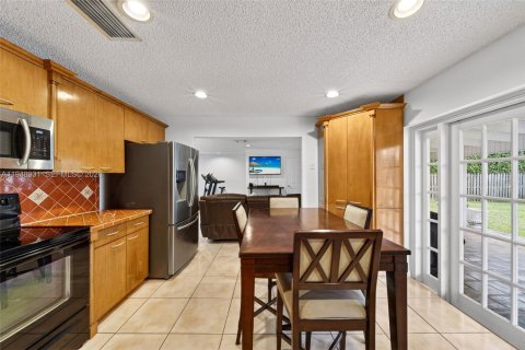 House in Miami, Florida 5 bedrooms, 280.29 sq.m. № 2007409 - photo 25