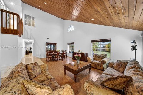 House in Miami, Florida 5 bedrooms, 280.29 sq.m. № 2007409 - photo 18