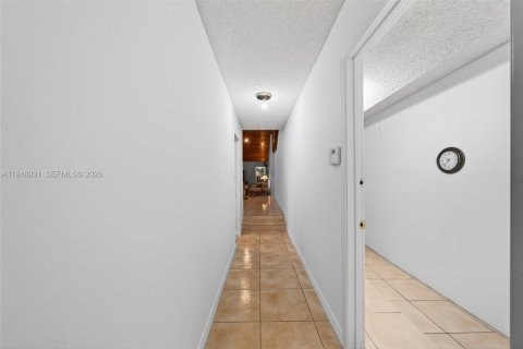 House in Miami, Florida 5 bedrooms, 280.29 sq.m. № 2007409 - photo 30