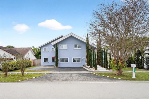 House in Miami, Florida 5 bedrooms, 280.29 sq.m. № 2007409