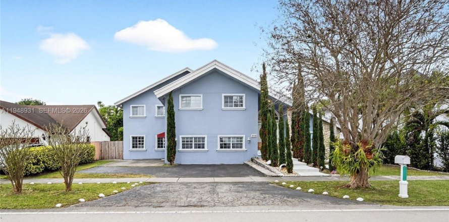 House in Miami, Florida 5 bedrooms, 280.29 sq.m. № 2007409