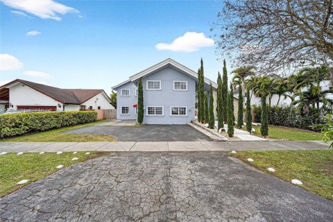 House in Miami, Florida 5 bedrooms, 280.29 sq.m. № 2007409 - photo 10