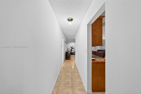 House in Miami, Florida 5 bedrooms, 280.29 sq.m. № 2007409 - photo 19