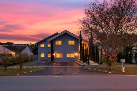 House in Miami, Florida 5 bedrooms, 280.29 sq.m. № 2007409 - photo 2