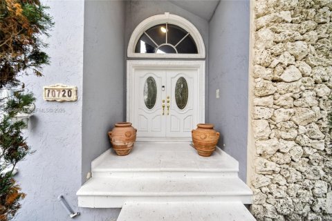 House in Miami, Florida 5 bedrooms, 280.29 sq.m. № 2007409 - photo 11