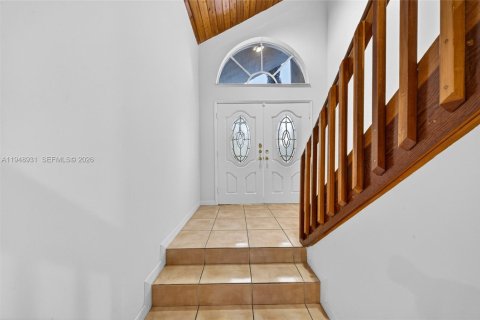 House in Miami, Florida 5 bedrooms, 280.29 sq.m. № 2007409 - photo 13