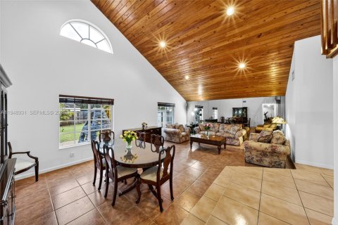 House in Miami, Florida 5 bedrooms, 280.29 sq.m. № 2007409 - photo 15