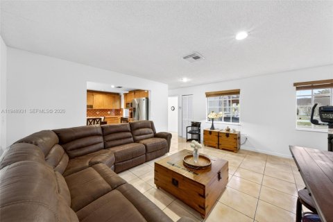 House in Miami, Florida 5 bedrooms, 280.29 sq.m. № 2007409 - photo 28