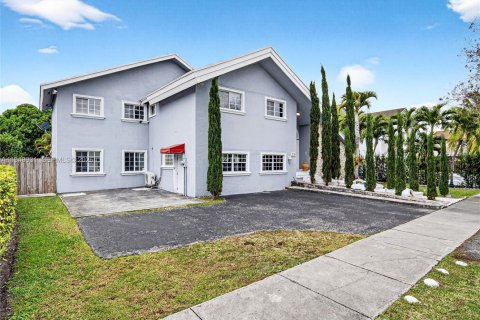 House in Miami, Florida 5 bedrooms, 280.29 sq.m. № 2007409 - photo 9