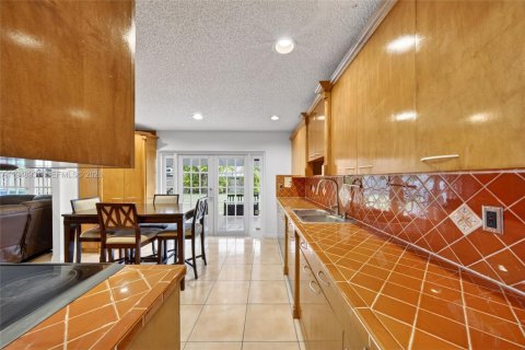 House in Miami, Florida 5 bedrooms, 280.29 sq.m. № 2007409 - photo 20