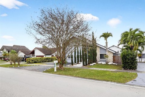 House in Miami, Florida 5 bedrooms, 280.29 sq.m. № 2007409 - photo 8