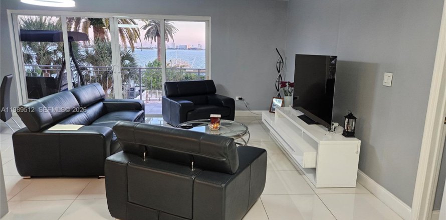 Condominio en Miami, Florida, 2 dormitorios  № 2057945