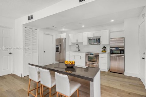 Дом в Майами, Флорида 3 спальни, 84.73м2 № 1995057