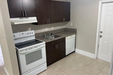 House in Hollywood, Florida 3 bedrooms № 1782095 - photo 2