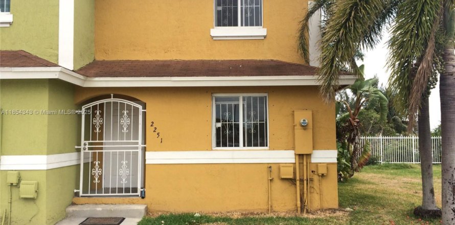 Touwnhouse à Opa-locka, Floride 3 chambres, 116.41 m2 № 1880294