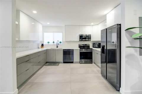 House in Miami, Florida 3 bedrooms, 111.48 sq.m. № 1861484 - photo 5