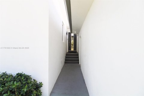 House in Miami, Florida 3 bedrooms, 111.48 sq.m. № 1861484 - photo 26