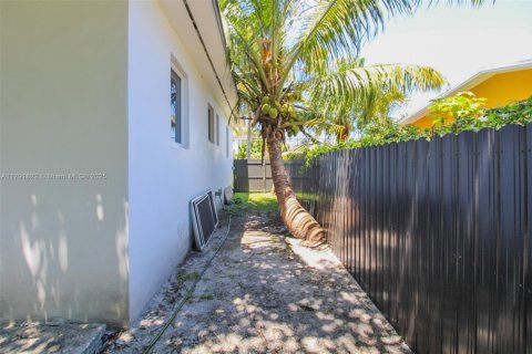 House in Miami, Florida 3 bedrooms, 111.48 sq.m. № 1861484 - photo 25