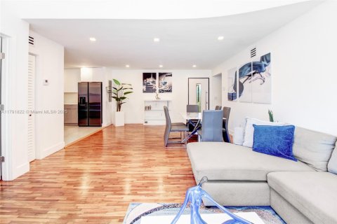 House in Miami, Florida 3 bedrooms, 111.48 sq.m. № 1861484 - photo 7