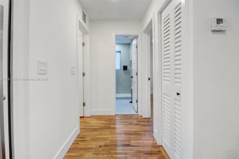 House in Miami, Florida 3 bedrooms, 111.48 sq.m. № 1861484 - photo 10
