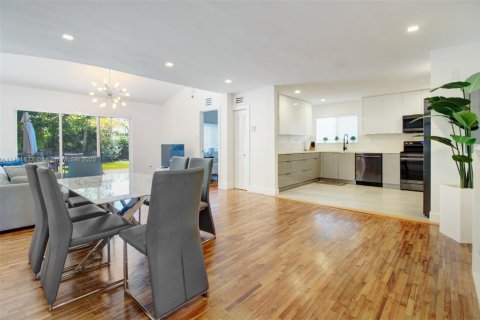House in Miami, Florida 3 bedrooms, 111.48 sq.m. № 1861484 - photo 4