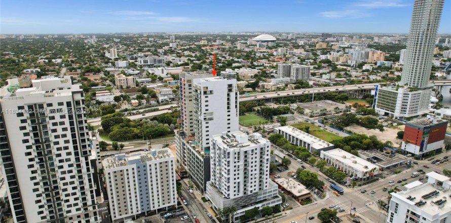 Condominio en Miami, Florida, 2 dormitorios  № 1943132