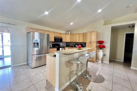 Купить виллу или дом в Лихай-Эйкерс, Флорида 3 спальни, 129.88м2, № 1963896 - фото 9