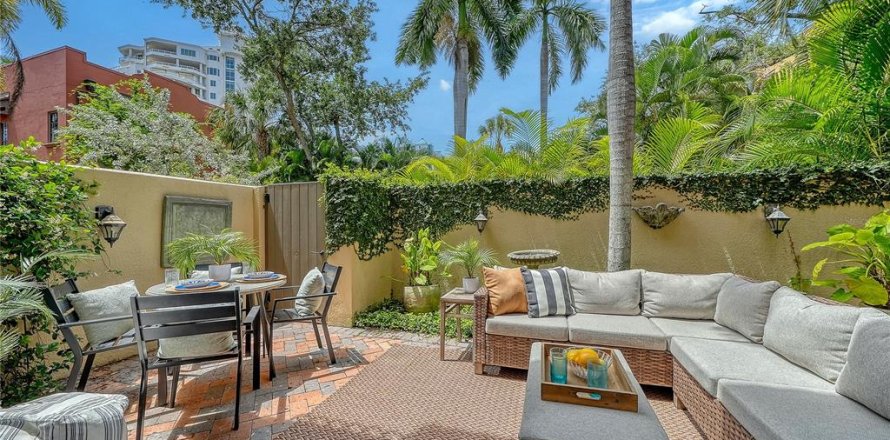 Townhouse in Sarasota, Florida 3 bedrooms, 177.44 sq.m. № 2150246