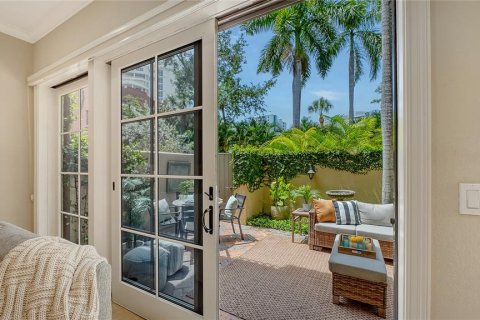 Townhouse in Sarasota, Florida 3 bedrooms, 177.44 sq.m. № 2150246 - photo 18