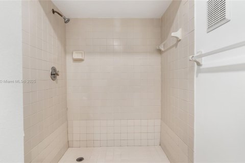 Condo in Miami, Florida, 3 bedrooms  № 1671322 - photo 16