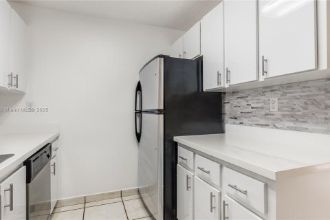 Condo in Miami, Florida, 3 bedrooms  № 1671322 - photo 2