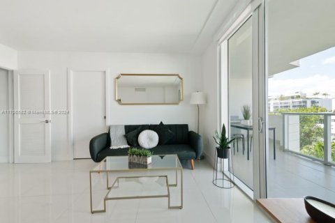 Copropriété à vendre à Bay Harbor Islands, Floride: 2 chambres, 88.72 m2 № 1978241 - photo 2