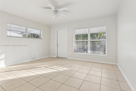 House in Oakland Park, Florida 2 bedrooms, 79.52 sq.m. № 1480481 - photo 5