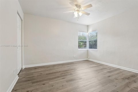 House in Oakland Park, Florida 2 bedrooms, 79.52 sq.m. № 1480481 - photo 15