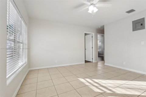 House in Oakland Park, Florida 2 bedrooms, 79.52 sq.m. № 1480481 - photo 3