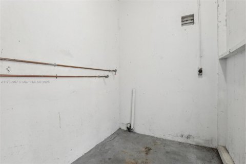 House in Oakland Park, Florida 2 bedrooms, 79.52 sq.m. № 1480481 - photo 22