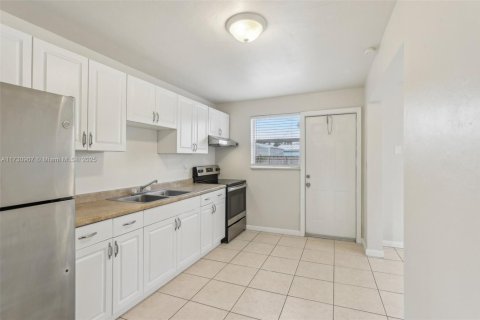 House in Oakland Park, Florida 2 bedrooms, 79.52 sq.m. № 1480481 - photo 10