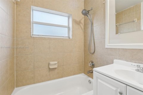 House in Oakland Park, Florida 2 bedrooms, 79.52 sq.m. № 1480481 - photo 20