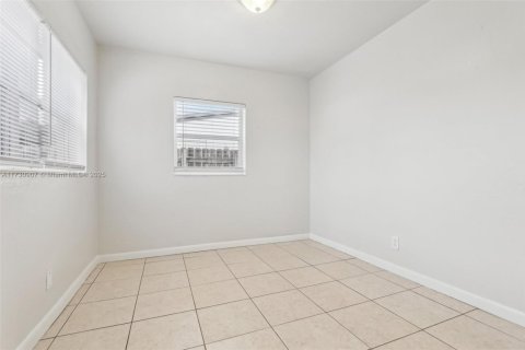 House in Oakland Park, Florida 2 bedrooms, 79.52 sq.m. № 1480481 - photo 8