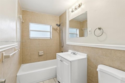 House in Oakland Park, Florida 2 bedrooms, 79.52 sq.m. № 1480481 - photo 18