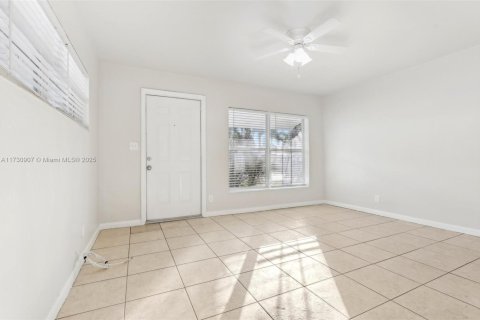House in Oakland Park, Florida 2 bedrooms, 79.52 sq.m. № 1480481 - photo 2